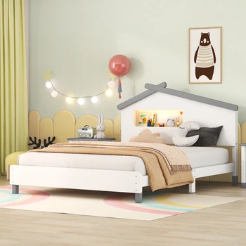 Белая деревянная кровать на платформе в натуральную величину с изголовьем в форме домика и ночниками с активацией движения для мебели для спальни в помещении.